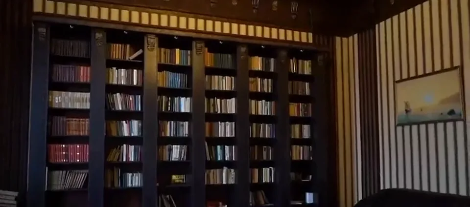 Стеллажи с книгами в библиотеке дома