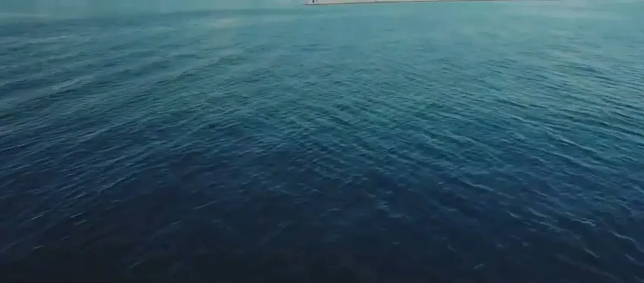 Морская вода с высоты — обложка видео о центре
